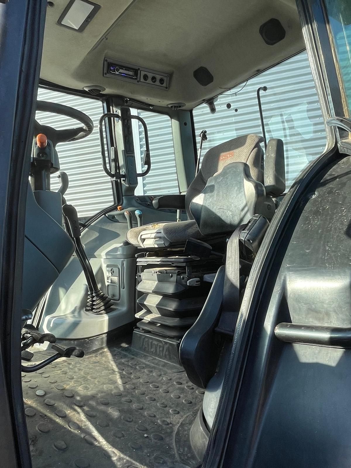 Traktor от тип Valtra T151 tractor, Gebrauchtmaschine в Roermond (Снимка 8)