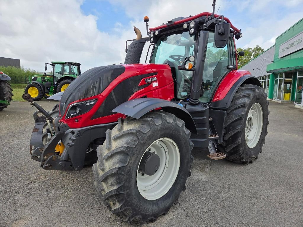 Traktor des Typs Valtra T154 Direct, Gebrauchtmaschine in MAYENNE (Bild 1)