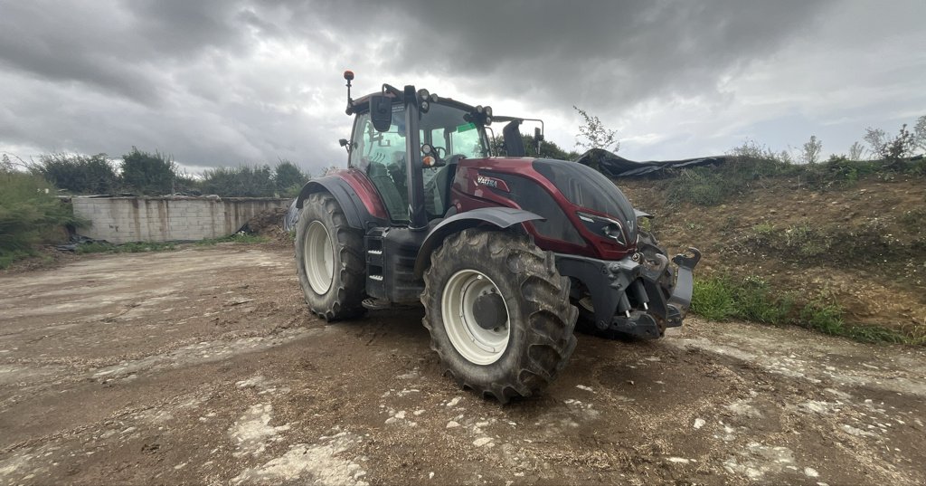 Traktor des Typs Valtra T154 H, Gebrauchtmaschine in MAYENNE (Bild 1)