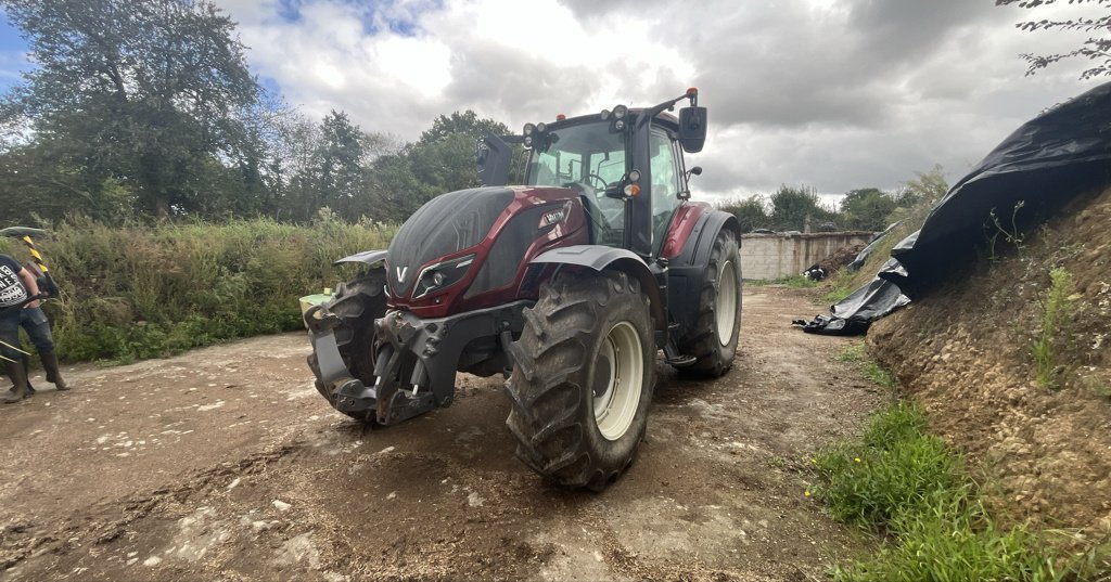 Traktor des Typs Valtra T154 H, Gebrauchtmaschine in MAYENNE (Bild 3)