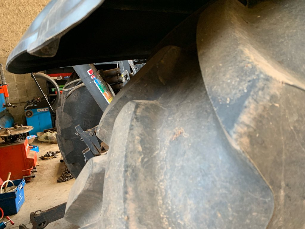 Traktor типа Valtra T154 Hitech, Gebrauchtmaschine в Millau (Фотография 8)