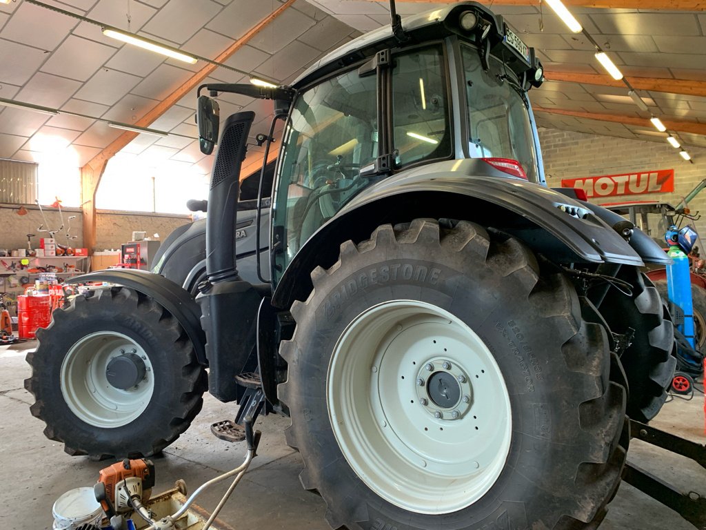 Traktor типа Valtra T154 Hitech, Gebrauchtmaschine в Millau (Фотография 4)