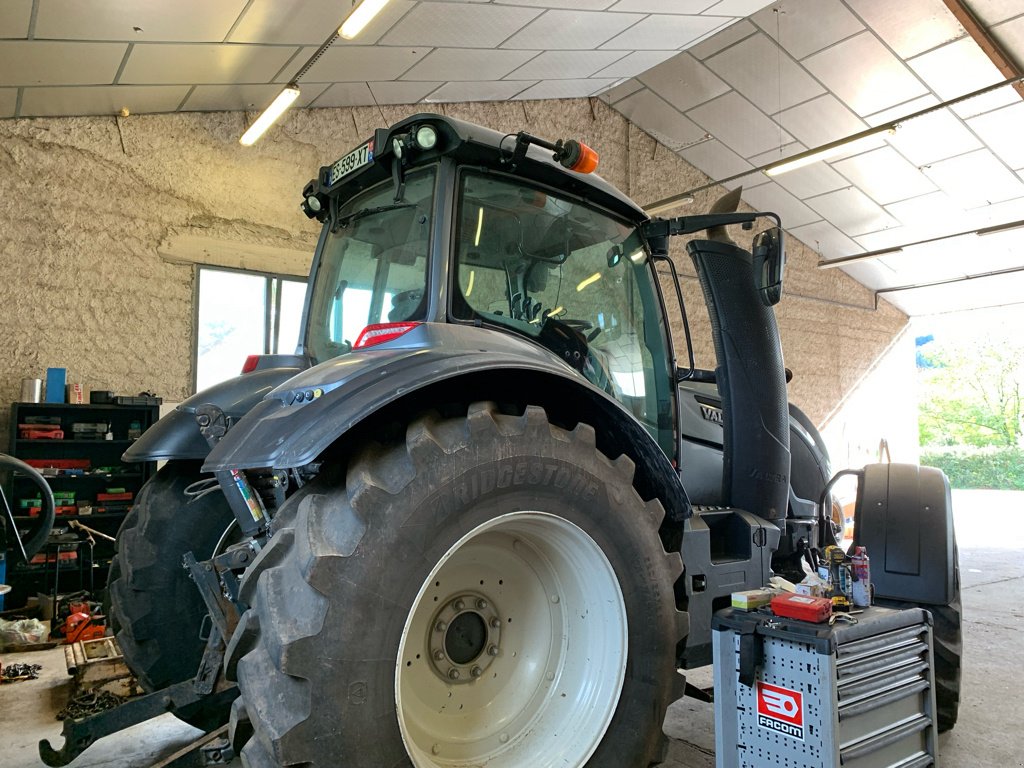 Traktor типа Valtra T154 Hitech, Gebrauchtmaschine в Millau (Фотография 3)