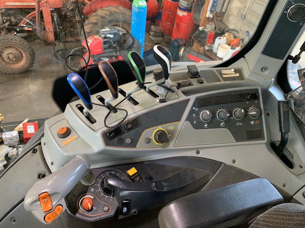 Traktor типа Valtra T154 Hitech, Gebrauchtmaschine в Millau (Фотография 11)