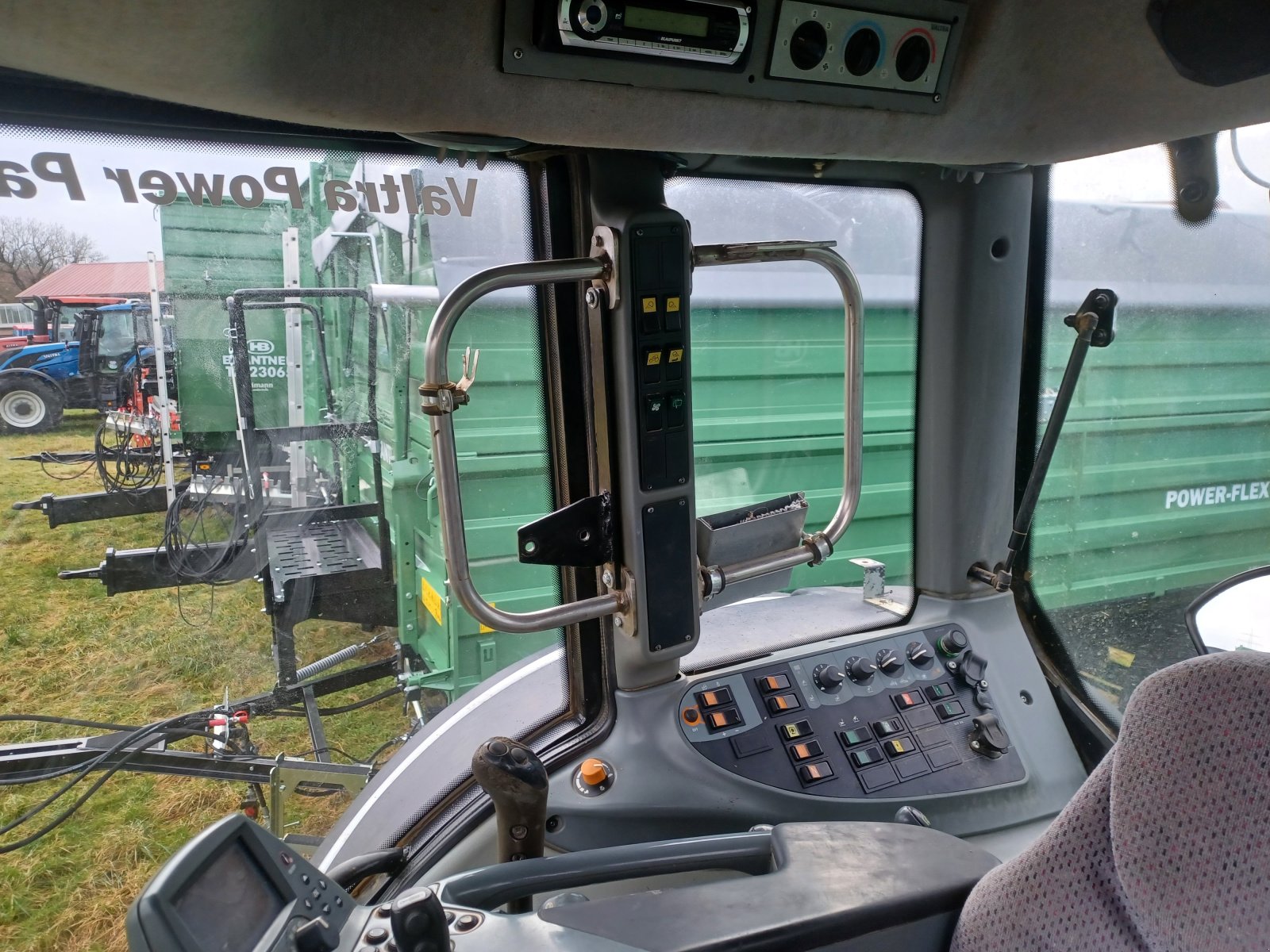 Traktor typu Valtra T161 Advance, Gebrauchtmaschine v Uffenheim (Obrázek 7)