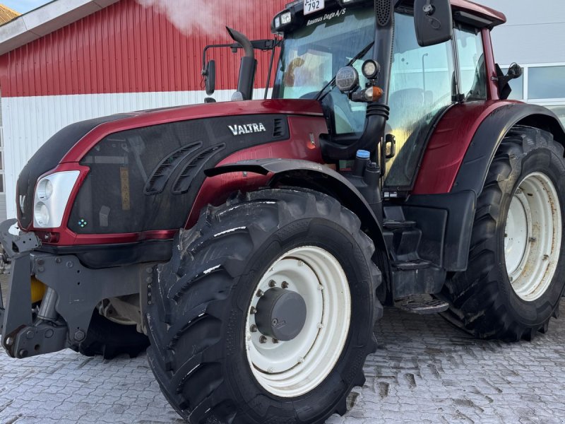 Traktor of the type Valtra T163 DIRECT KUN 5300 TIMER OG FRONT PTO!, Gebrauchtmaschine in Nørager