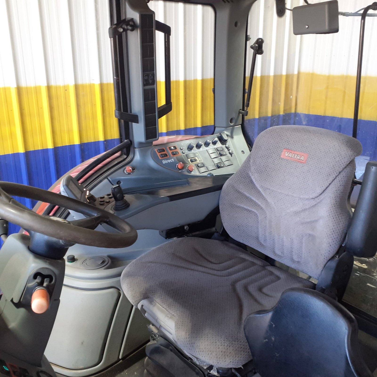 Traktor of the type Valtra T163, Gebrauchtmaschine in HERLIN LE SEC (Picture 8)