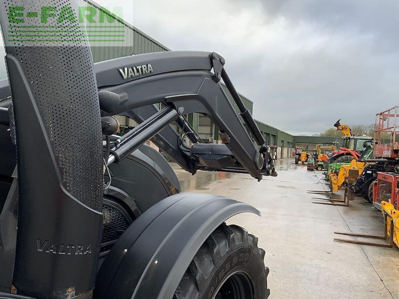 Traktor типа Valtra t174 active unlimited tractor (st25060), Gebrauchtmaschine в SHAFTESBURY (Фотография 13)