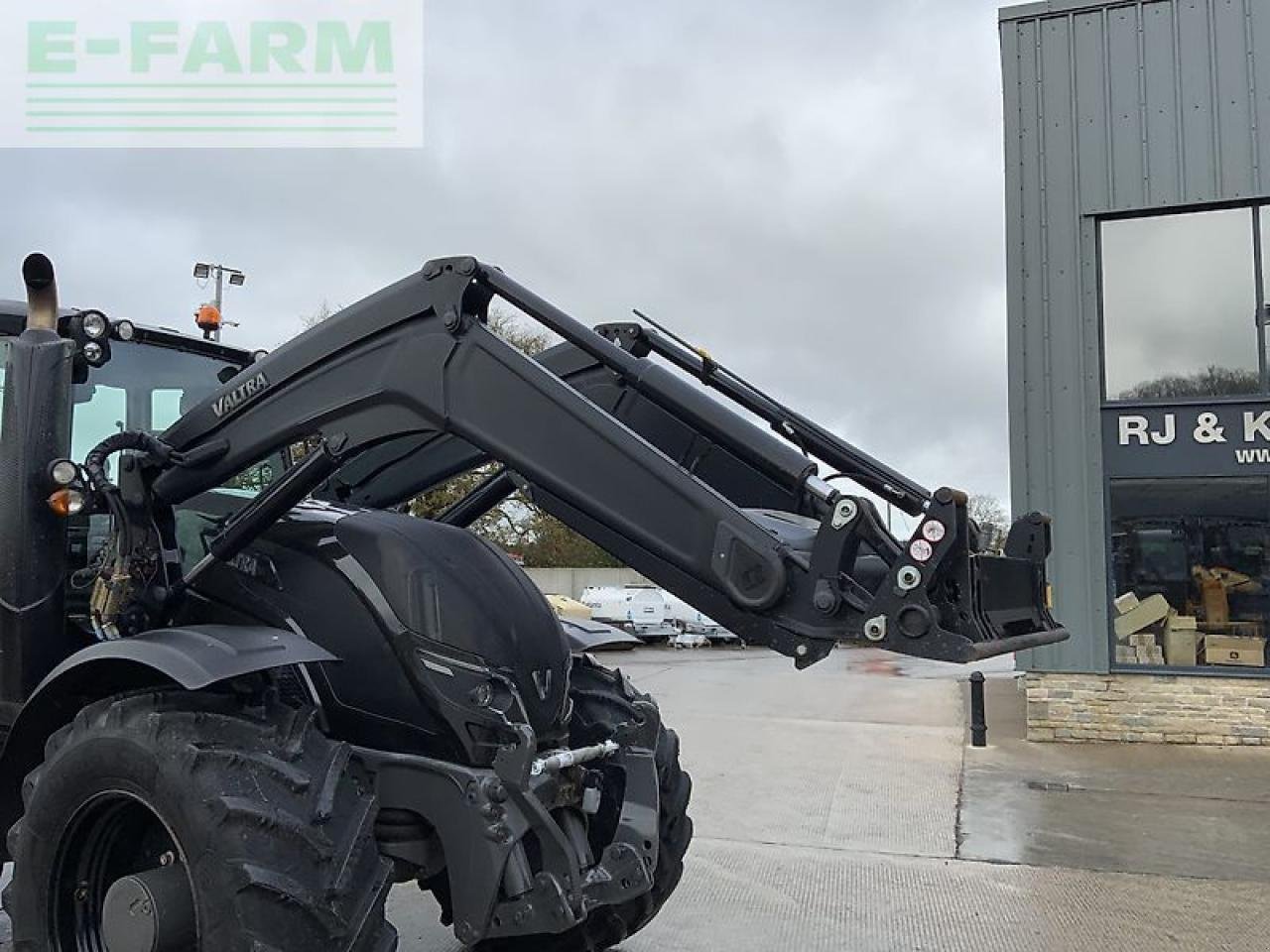 Traktor типа Valtra t174 active unlimited tractor (st25060), Gebrauchtmaschine в SHAFTESBURY (Фотография 15)