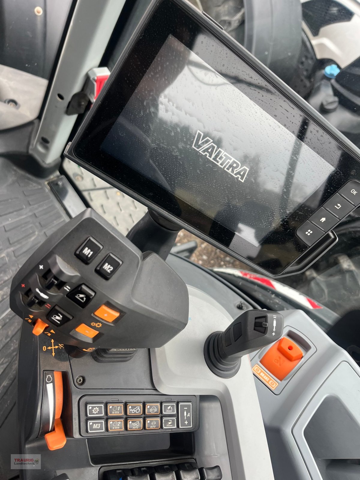 Traktor of the type Valtra T174 D, Gebrauchtmaschine in Mainburg/Wambach (Picture 4)