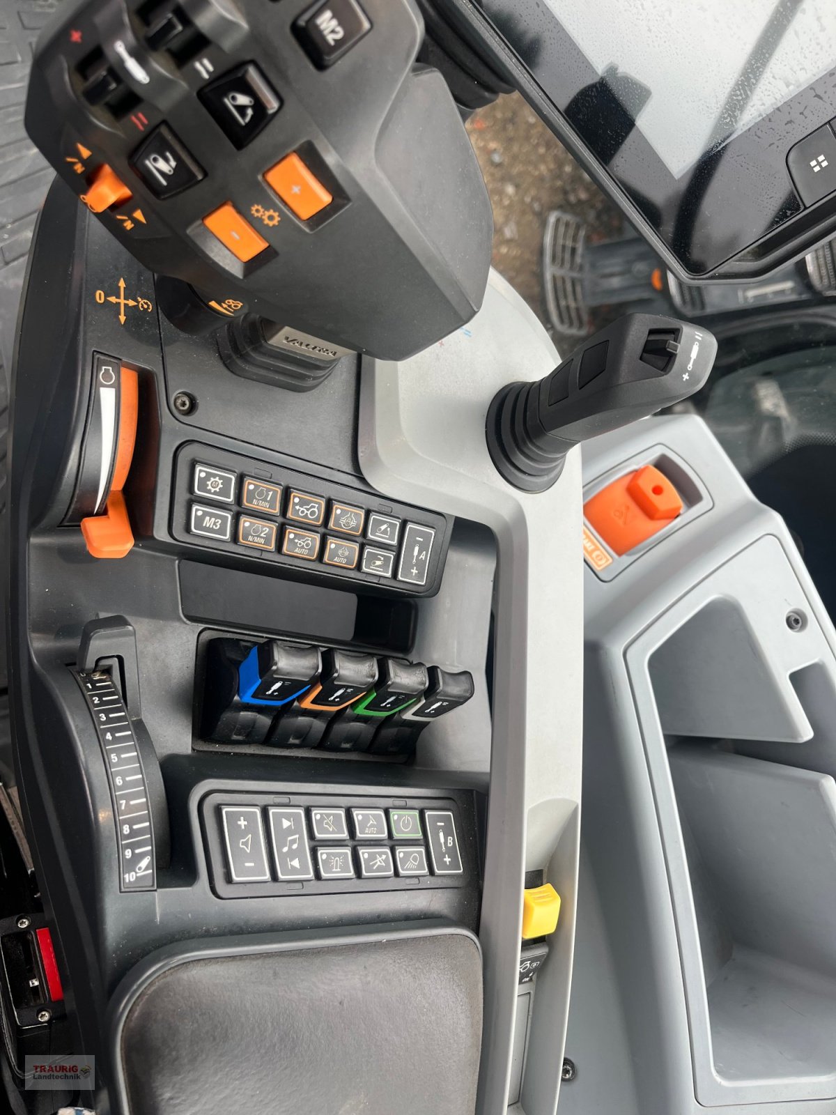 Traktor of the type Valtra T174 D, Gebrauchtmaschine in Mainburg/Wambach (Picture 5)