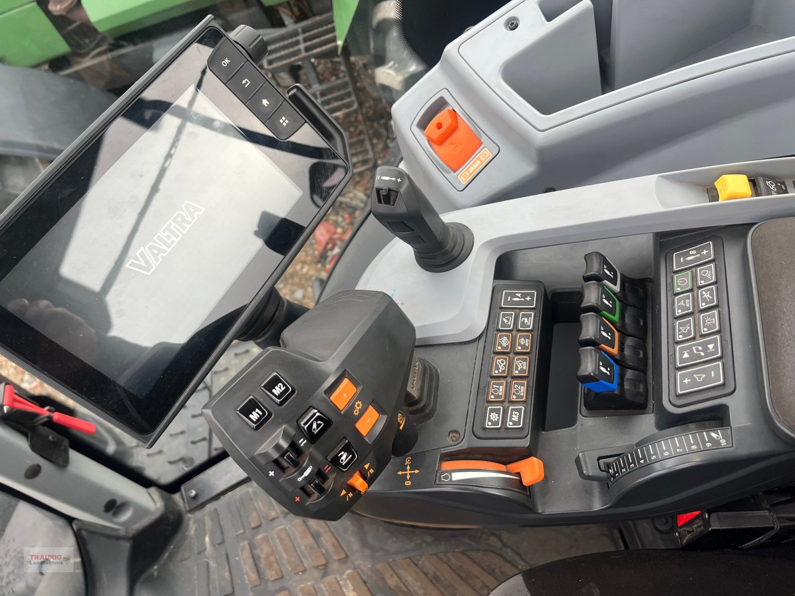 Traktor of the type Valtra T174 D, Gebrauchtmaschine in Mainburg/Wambach (Picture 20)