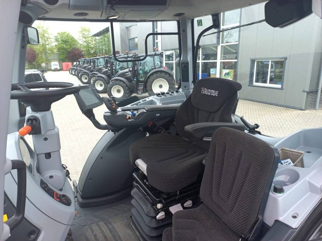 Traktor typu Valtra T174 Direct Smart Touch, 562 hours!, Gebrauchtmaschine w Marknesse (Zdjęcie 9)