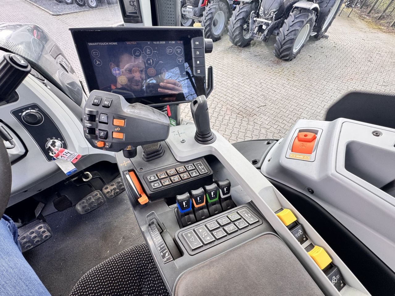 Traktor от тип Valtra T174 Direct, Gebrauchtmaschine в Achterveld (Снимка 11)