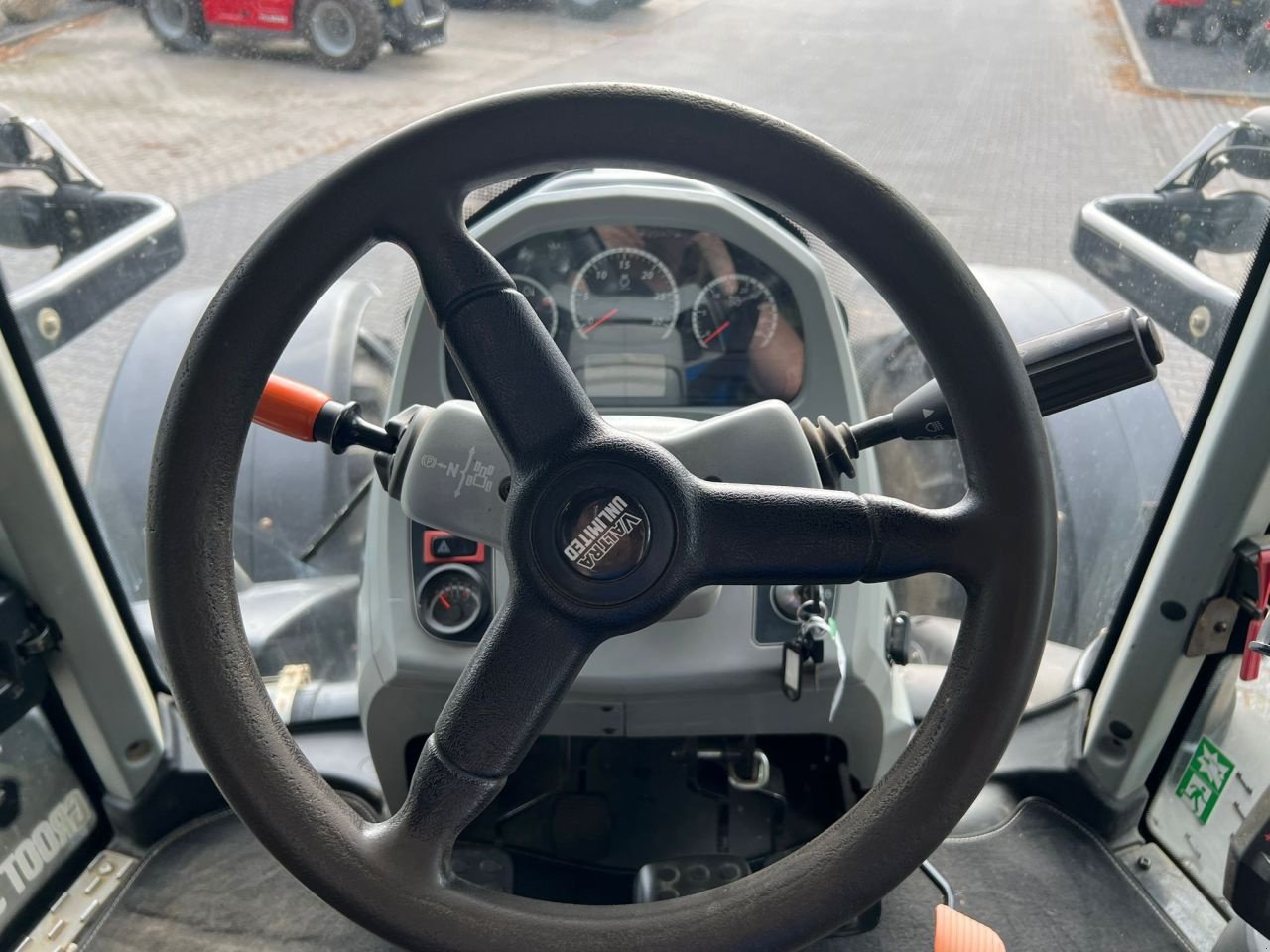 Traktor от тип Valtra T174 Versu, Gebrauchtmaschine в Achterveld (Снимка 11)