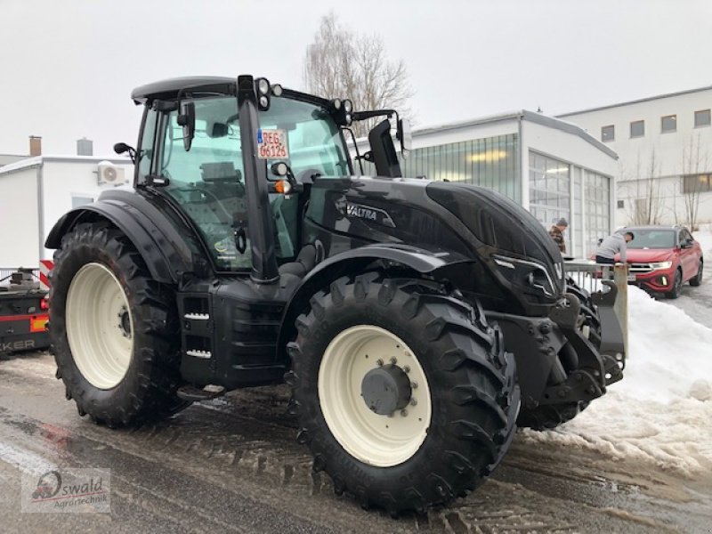 Traktor typu Valtra T174, Neumaschine v Regen (Obrázek 1)