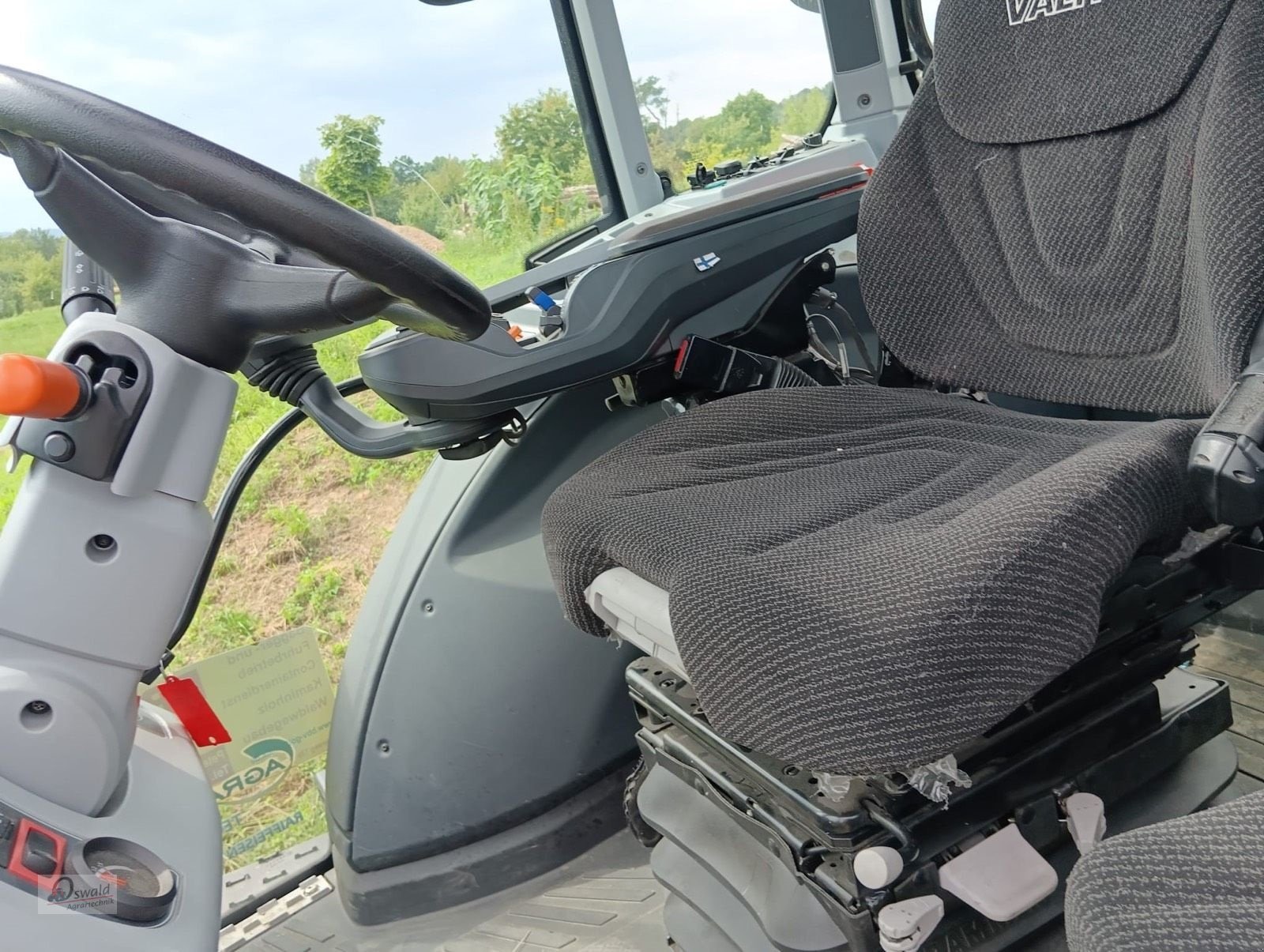 Traktor typu Valtra T174, Neumaschine v Regen (Obrázek 8)