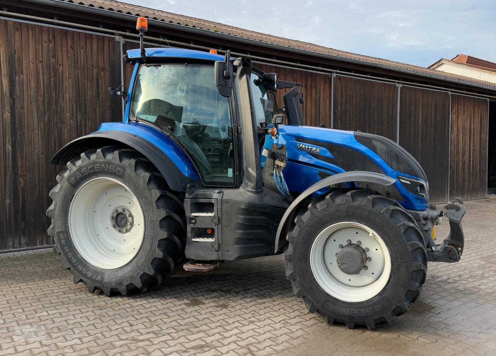 Traktor of the type Valtra T174e V, Gebrauchtmaschine in Burgoberbach (Picture 2)