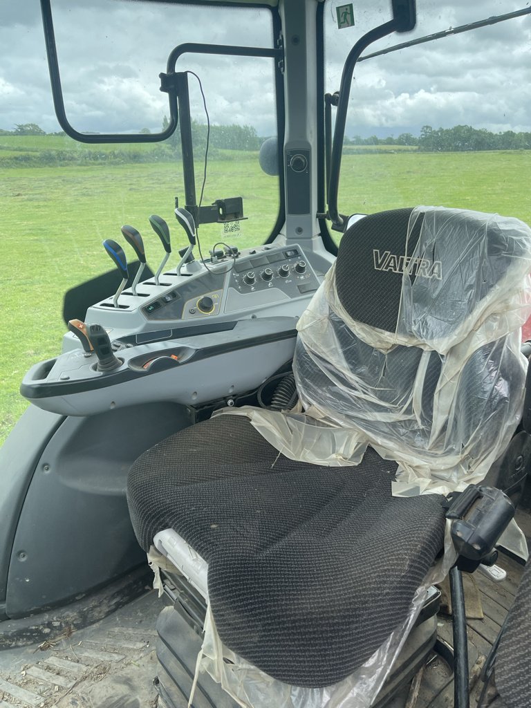 Traktor des Typs Valtra T175 Active, Gebrauchtmaschine in COULVAIN (Bild 4)