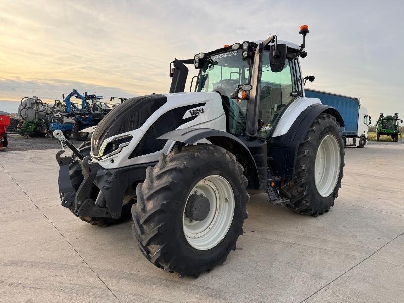 Traktor du type Valtra T175 VERSU, Gebrauchtmaschine en Richebourg (Photo 1)