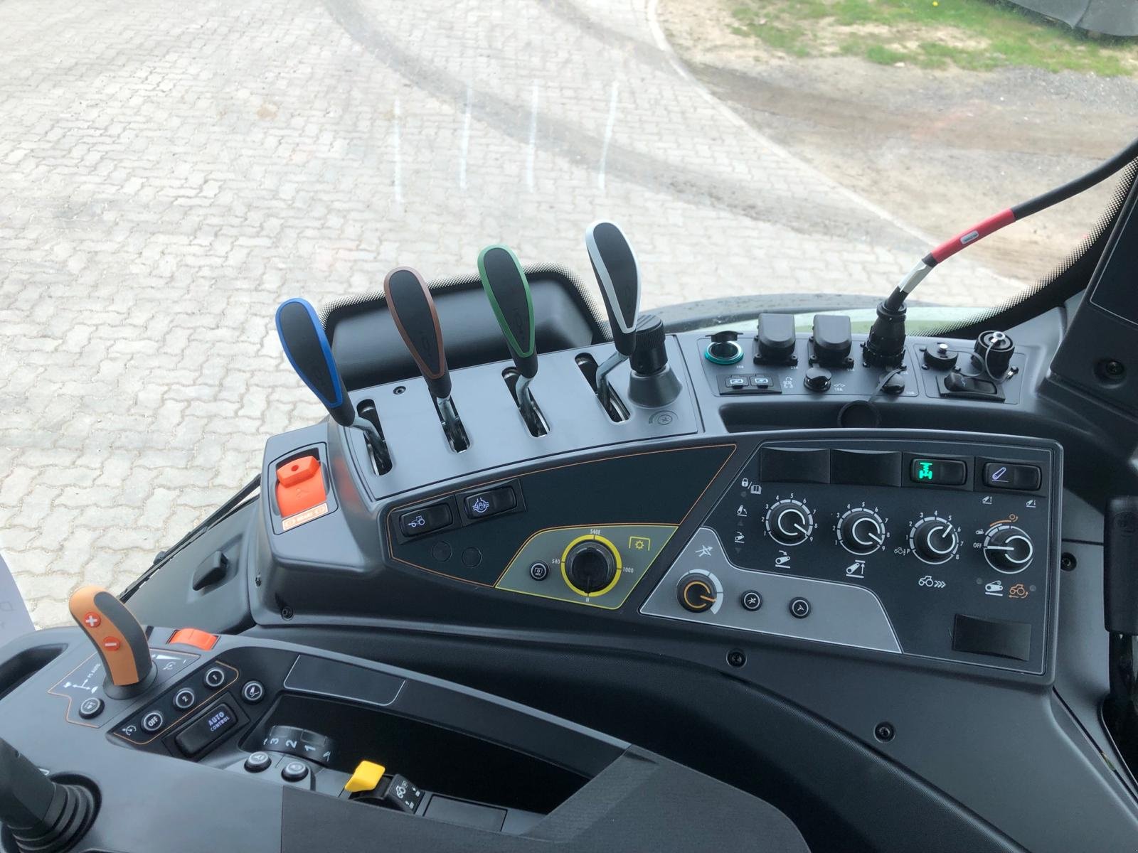 Traktor des Typs Valtra T175, Neumaschine in Kruckow (Bild 8)