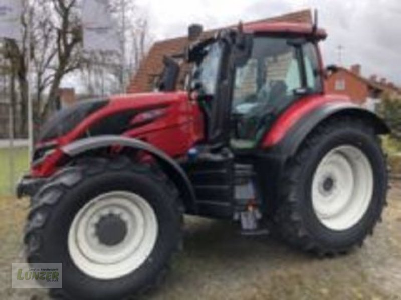 Traktor of the type Valtra T175e Active, Neumaschine in Kaumberg (Picture 1)