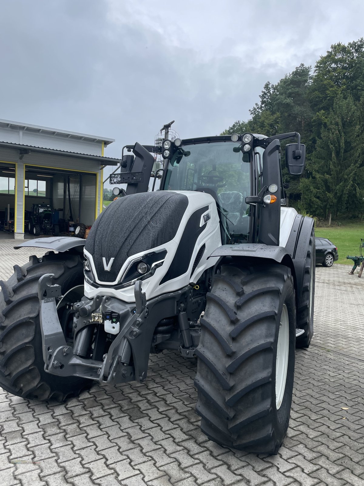 Traktor of the type Valtra T175e Direct White Elegance, Neumaschine in Fürsteneck (Picture 1)