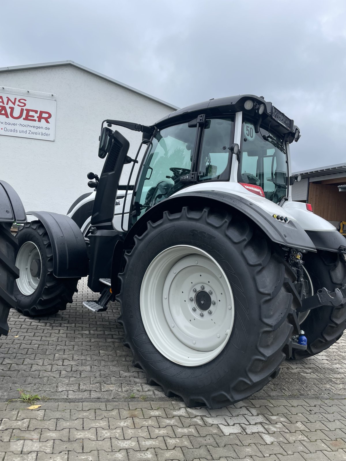 Traktor of the type Valtra T175e Direct White Elegance, Neumaschine in Fürsteneck (Picture 2)