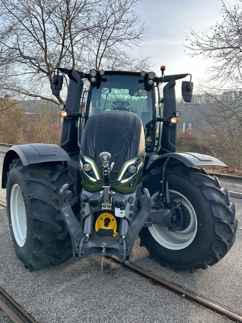 Traktor des Typs Valtra T175V, Vorführmaschine in Schaffhausen (Bild 1)
