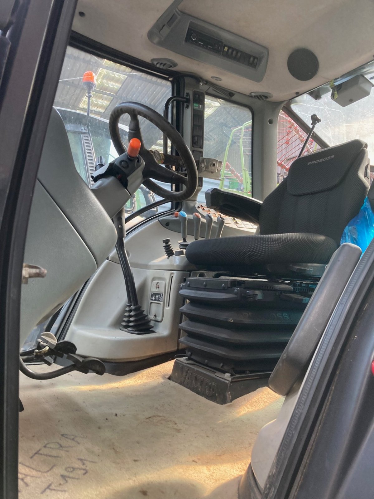 Traktor des Typs Valtra T191, Gebrauchtmaschine in Wangerland (Bild 8)