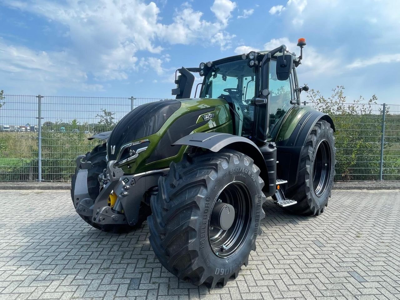 Traktor of the type Valtra T195 tractor, Neumaschine in Roermond (Picture 1)
