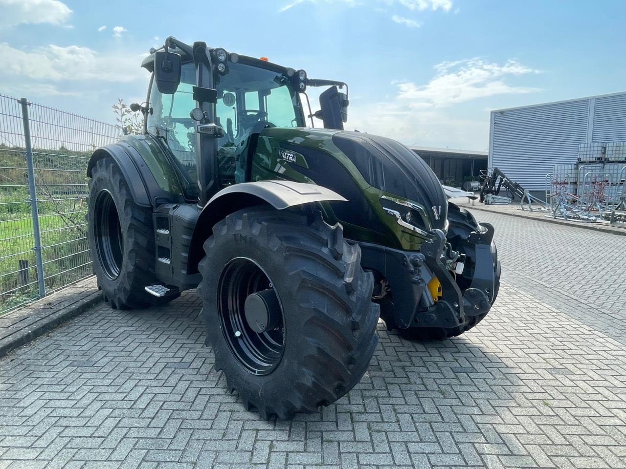 Traktor of the type Valtra T195 tractor, Neumaschine in Roermond (Picture 8)
