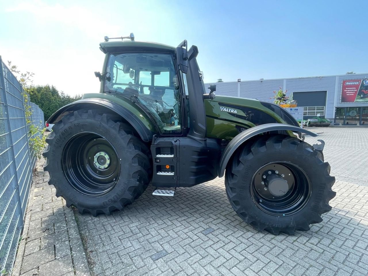 Traktor of the type Valtra T195 tractor, Neumaschine in Roermond (Picture 7)