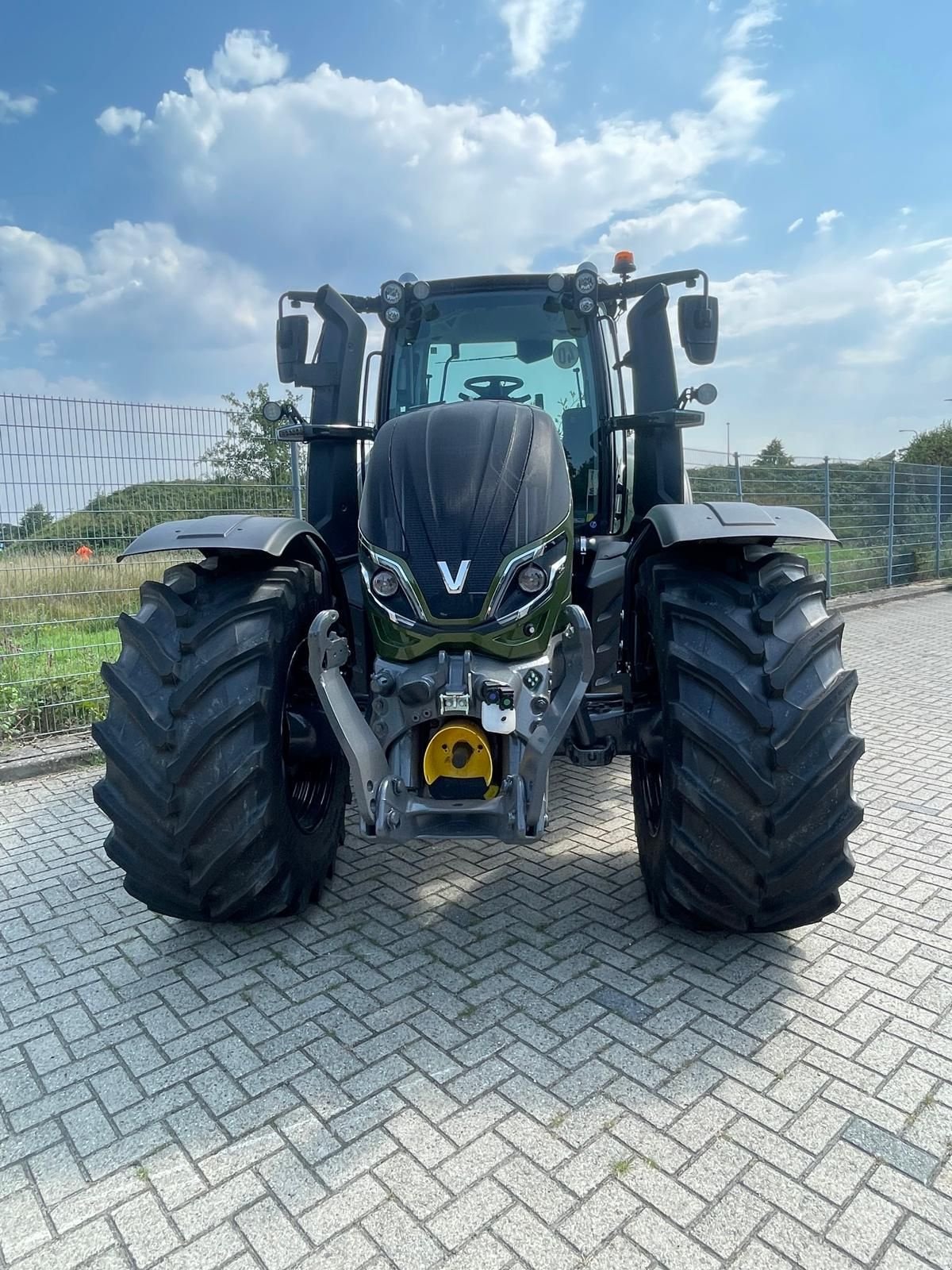 Traktor of the type Valtra T195 tractor, Neumaschine in Roermond (Picture 5)
