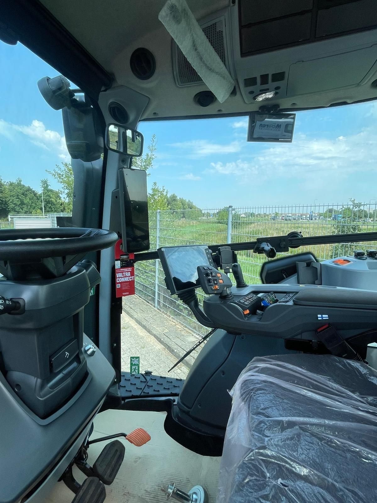 Traktor of the type Valtra T195 tractor, Neumaschine in Roermond (Picture 10)