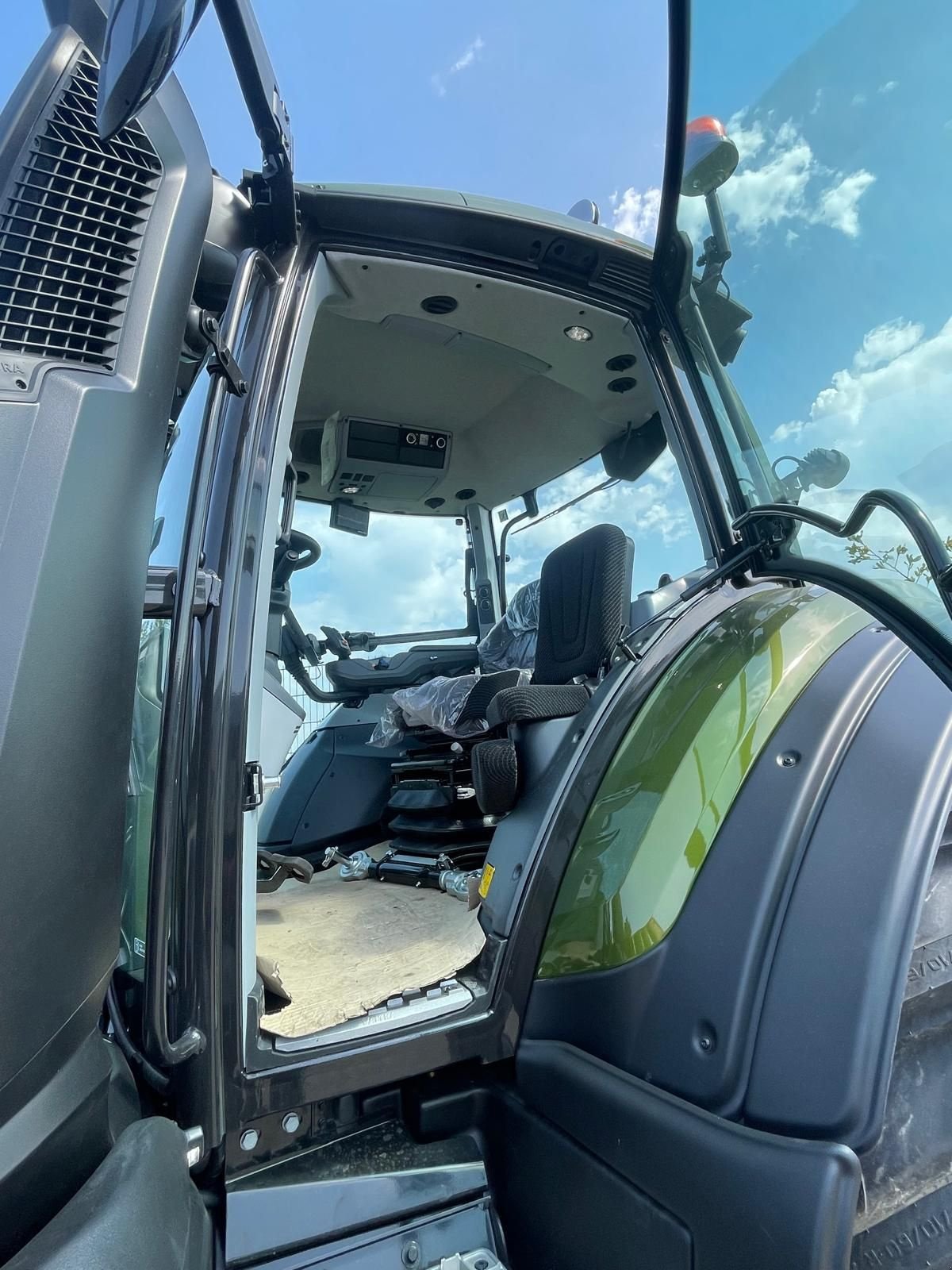 Traktor of the type Valtra T195 tractor, Neumaschine in Roermond (Picture 9)