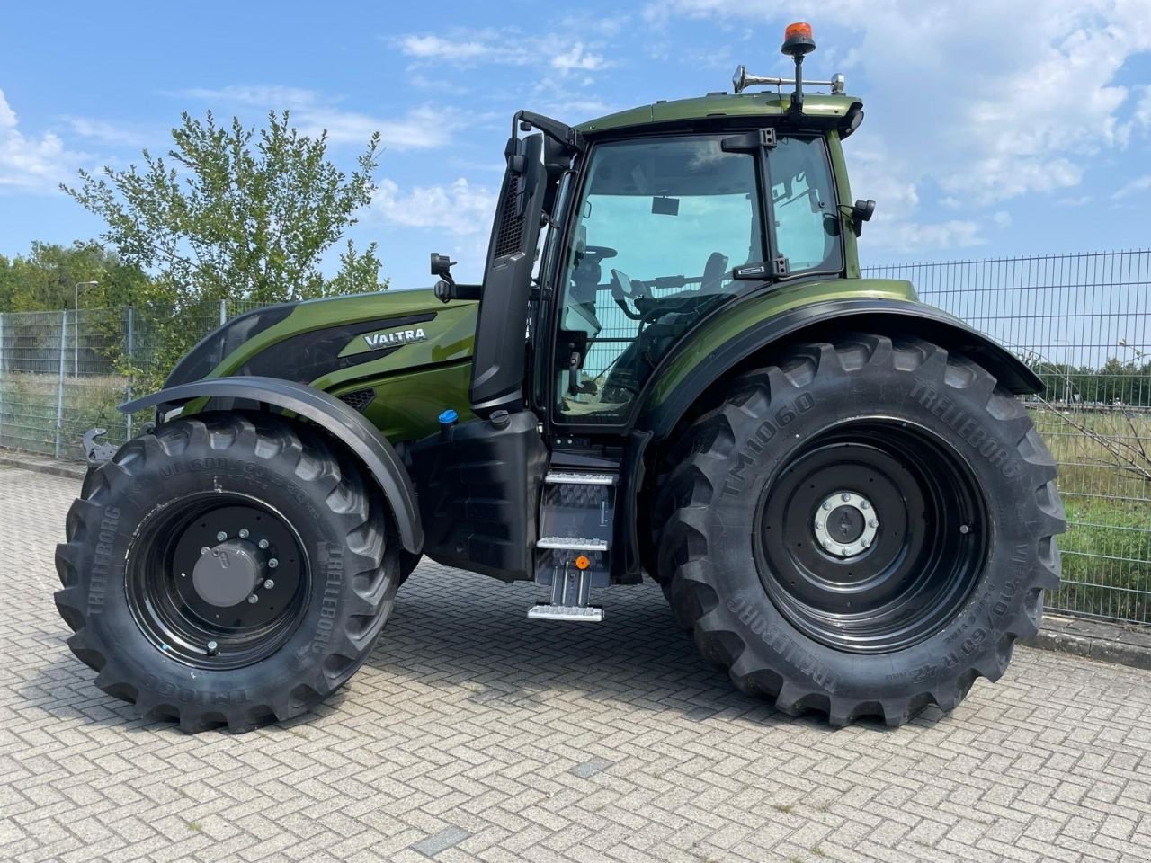 Traktor of the type Valtra T195 tractor, Neumaschine in Roermond (Picture 2)