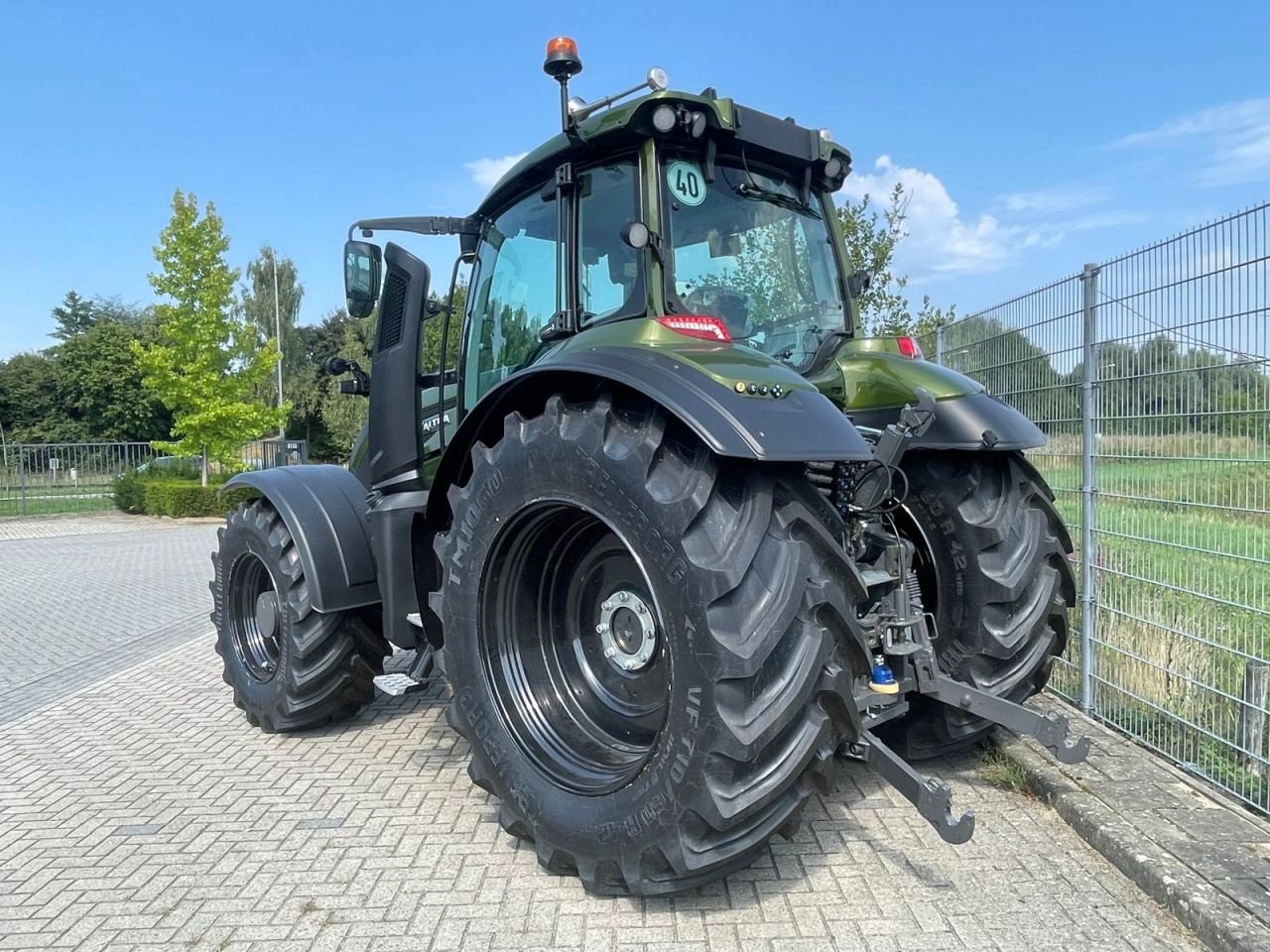 Traktor of the type Valtra T195 tractor, Neumaschine in Roermond (Picture 3)