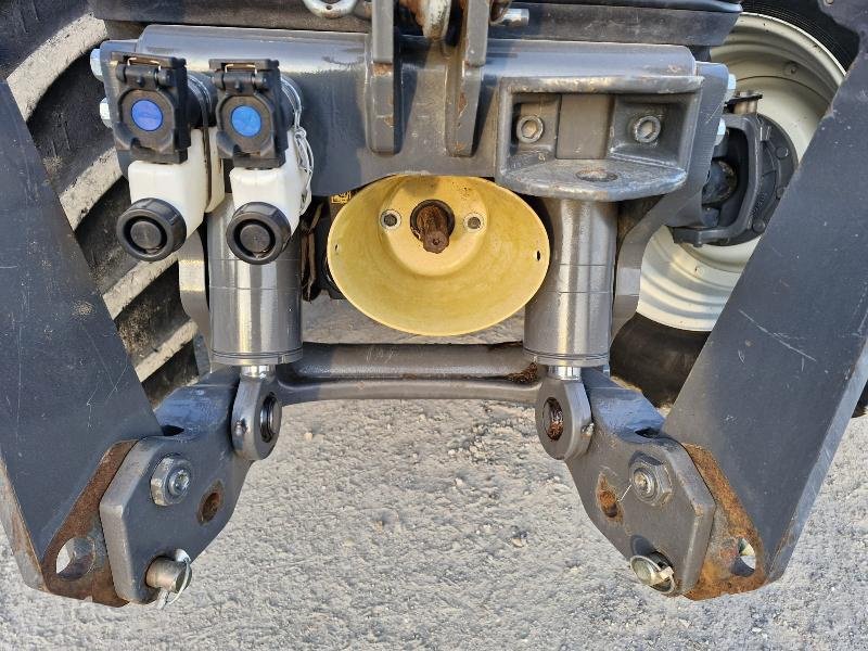 Traktor типа Valtra T203, Gebrauchtmaschine в BRAY en Val (Фотография 5)