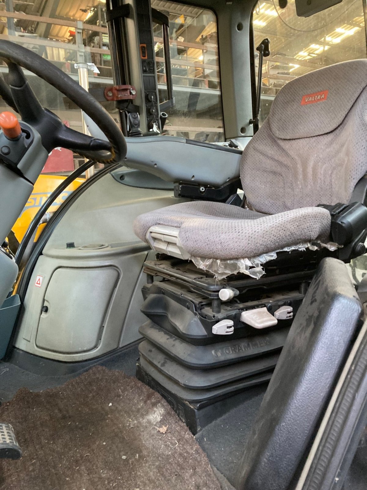 Traktor типа Valtra T213 V VERSU, Gebrauchtmaschine в Wangerland (Фотография 4)