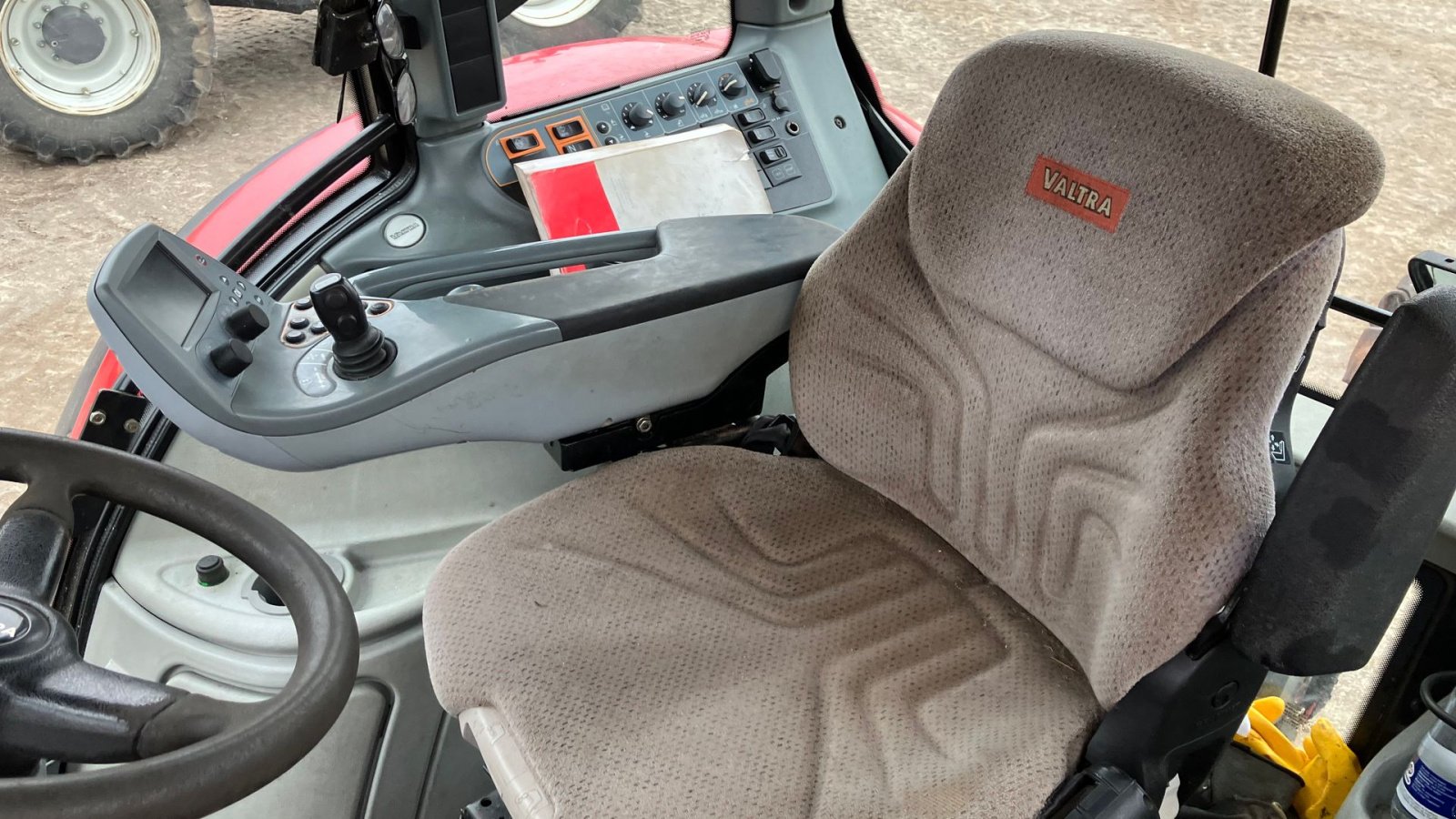 Traktor типа Valtra T213 Versu -- Den fra TV serien Høsten --, Gebrauchtmaschine в Høng (Фотография 10)