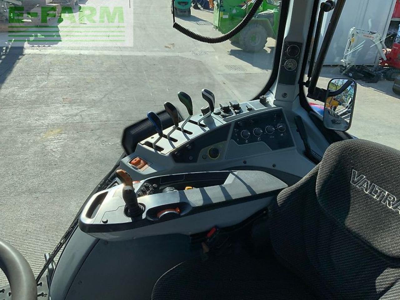 Traktor of the type Valtra t214 active tractor (st26241), Gebrauchtmaschine in SHAFTESBURY (Picture 20)