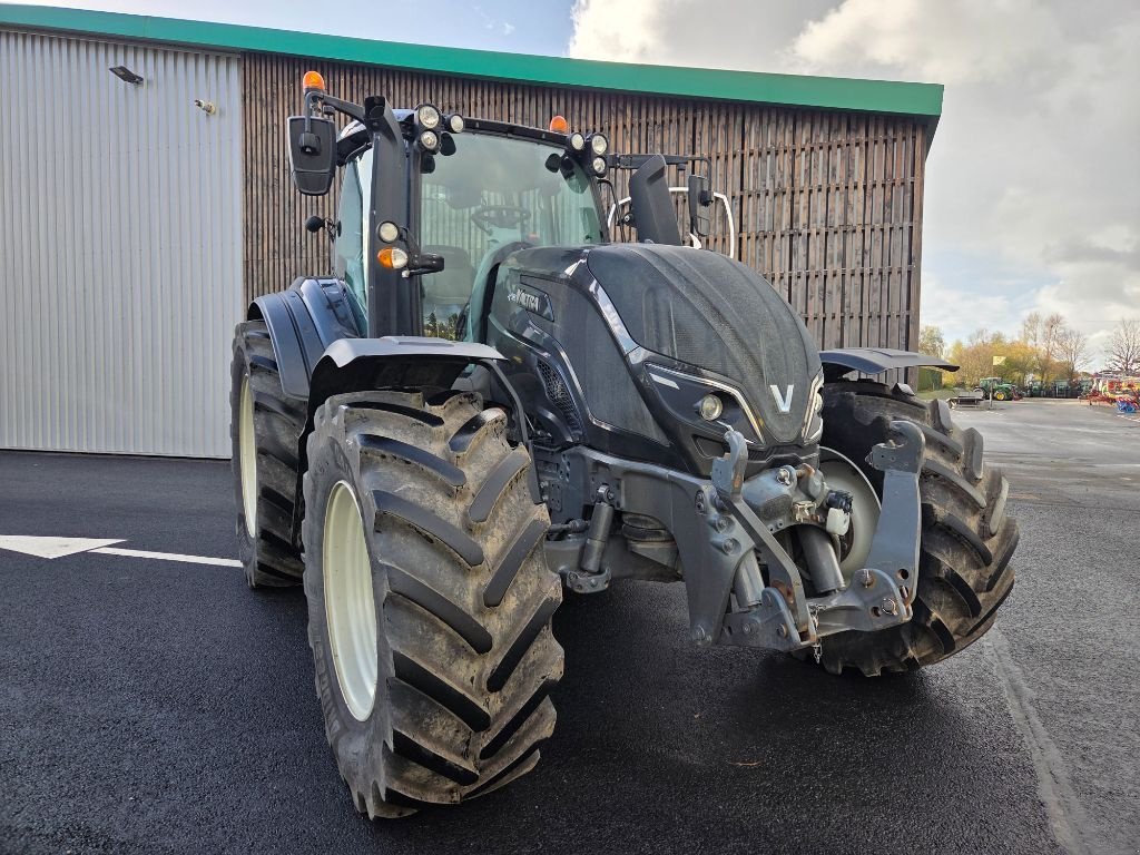Traktor van het type Valtra T214 Active, Gebrauchtmaschine in BRECEY (Foto 1)