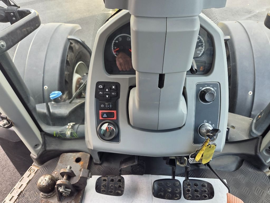 Traktor van het type Valtra T214 Active, Gebrauchtmaschine in BRECEY (Foto 9)