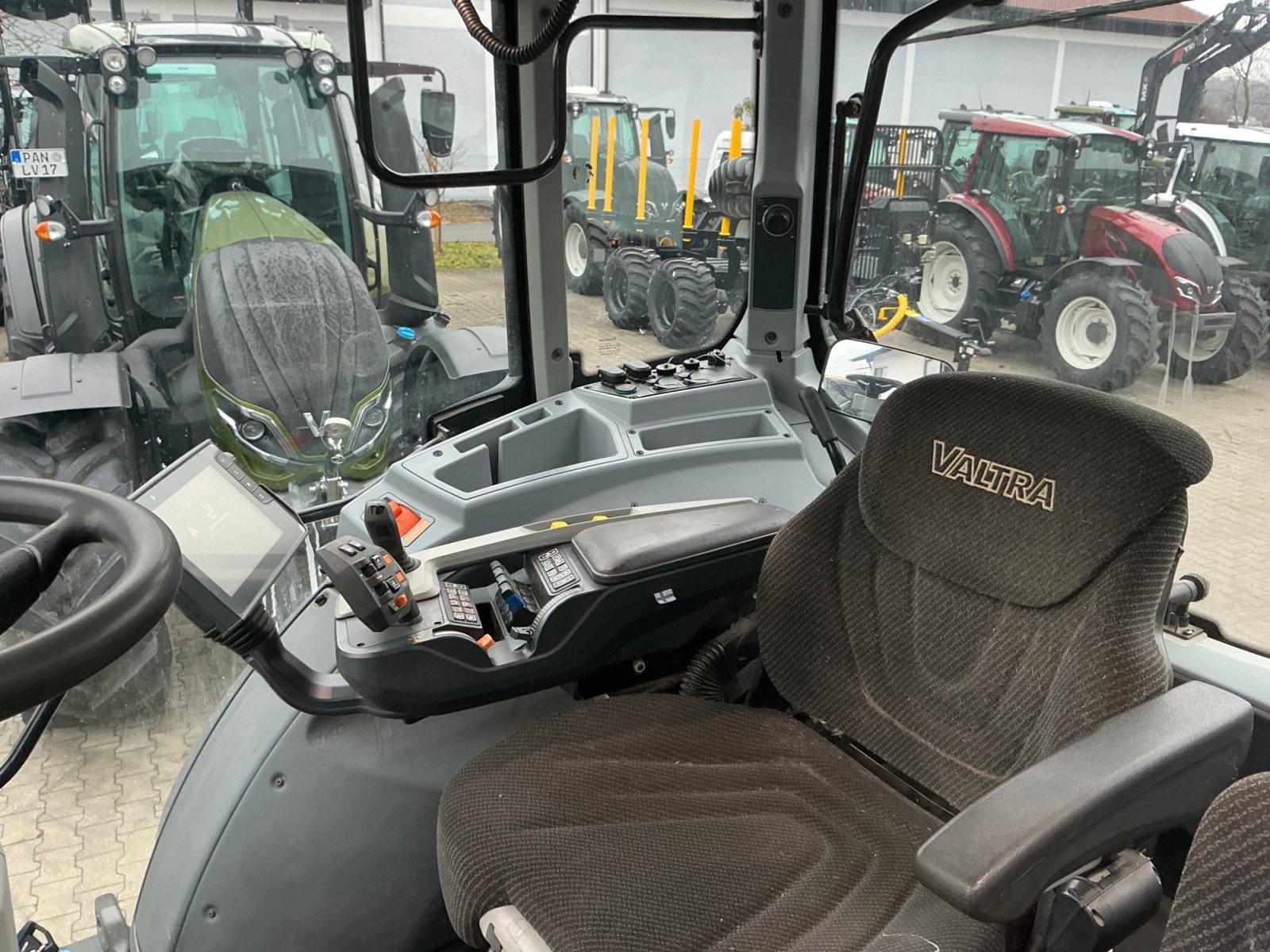 Traktor del tipo Valtra T214 D, Gebrauchtmaschine en Deggendorf (Imagen 8)