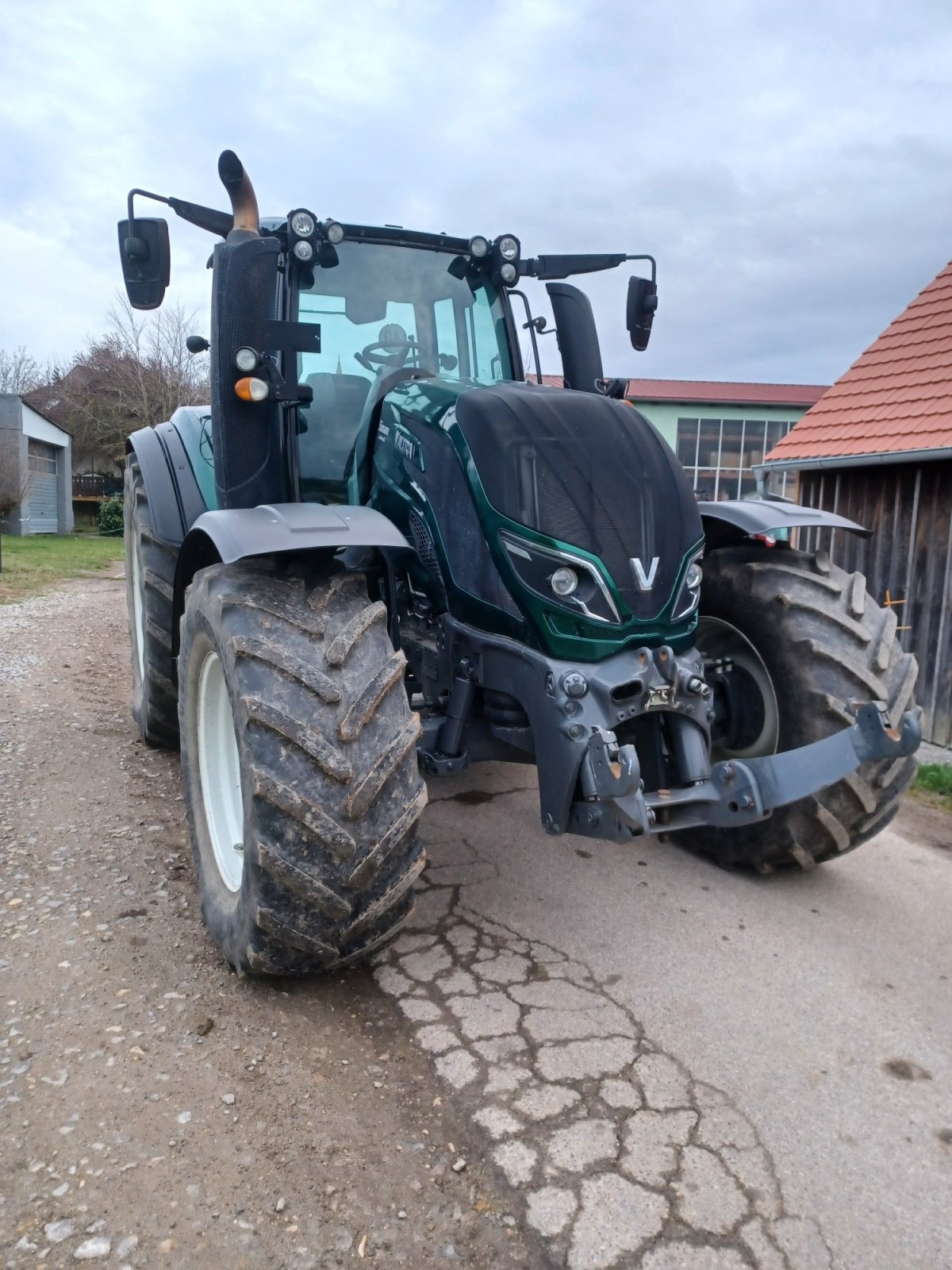 Traktor of the type Valtra T214 D, Gebrauchtmaschine in Uffenheim (Picture 4)