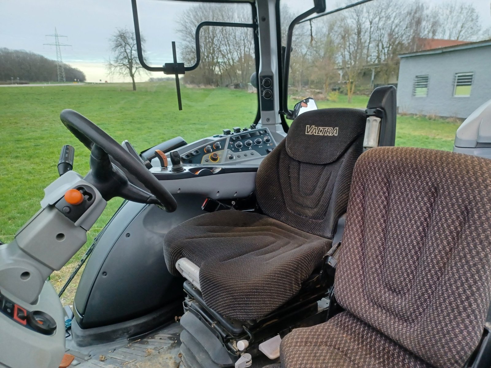 Traktor of the type Valtra T214 D, Gebrauchtmaschine in Uffenheim (Picture 7)