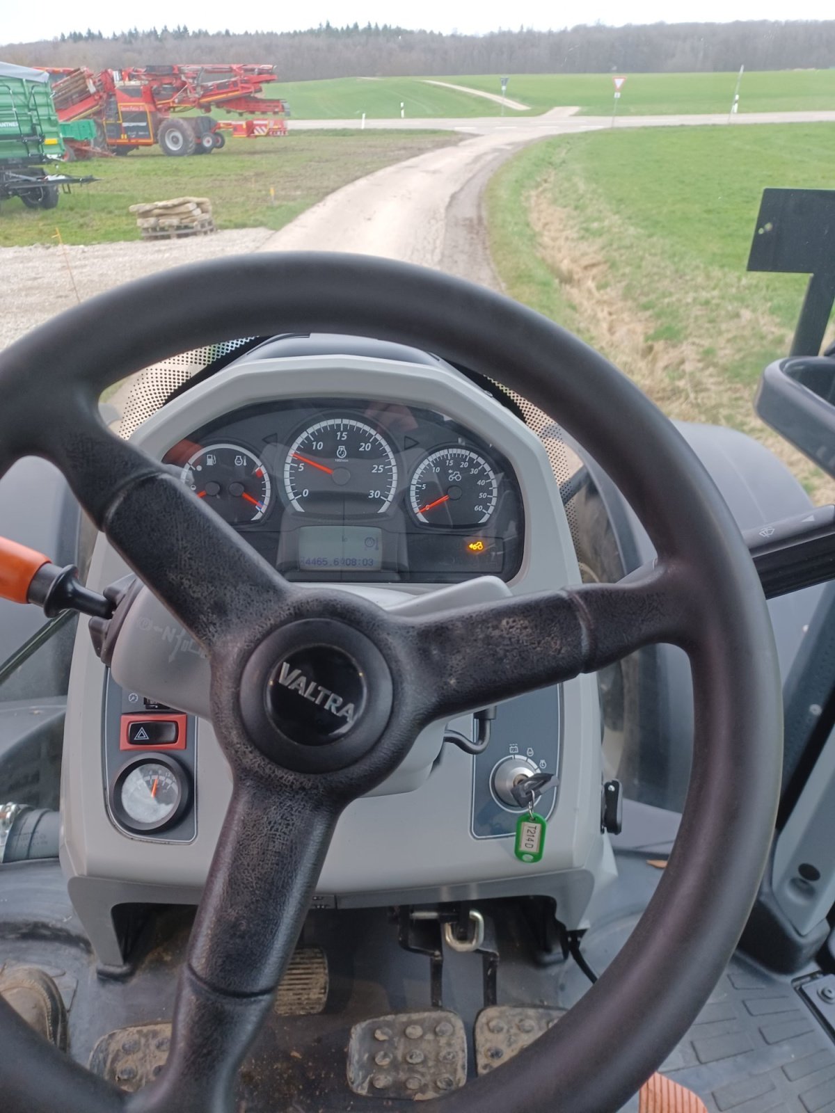 Traktor of the type Valtra T214 D, Gebrauchtmaschine in Uffenheim (Picture 8)