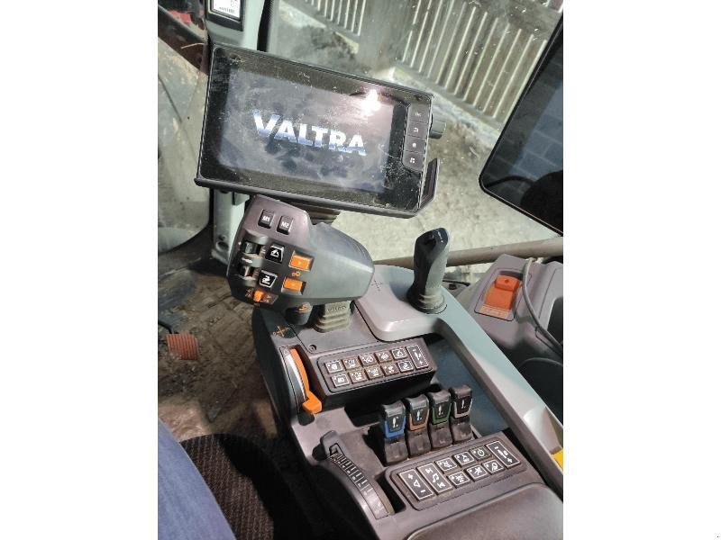 Traktor of the type Valtra T214 DIRECT, Gebrauchtmaschine in ESCAUDOEUVRES (Picture 5)