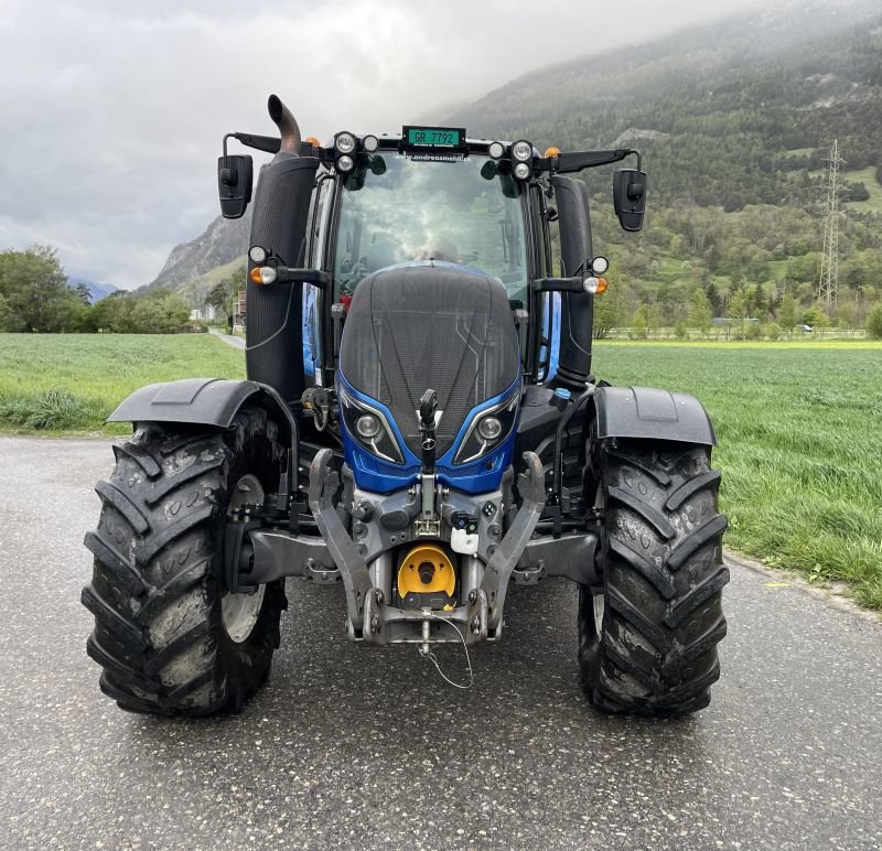 Traktor от тип Valtra T214 Traktor, Gebrauchtmaschine в Chur (Снимка 3)
